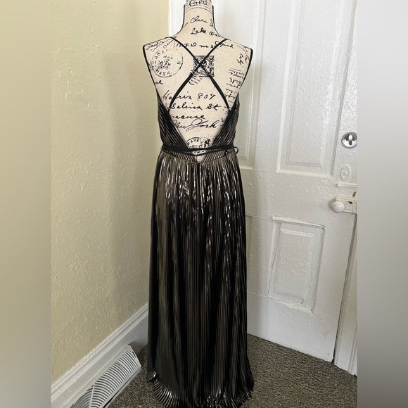 DAVIDS BRIDAL GALINA SIGNATURE
Metallic Pleated A-Line with Slit - Picture 6 of 9